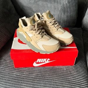 Nice comfy sneakers.